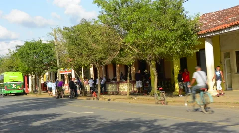 Viles Cuba with Main Square traffic on Main Street and busy small town 스톡 동영상 65356894