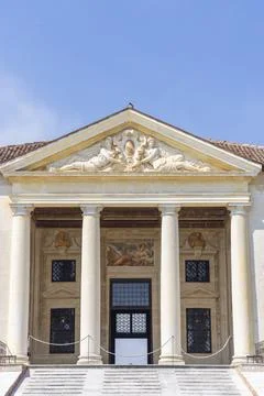 Villa Cornaro facade featuring classical architecture and sculptures Foto stock