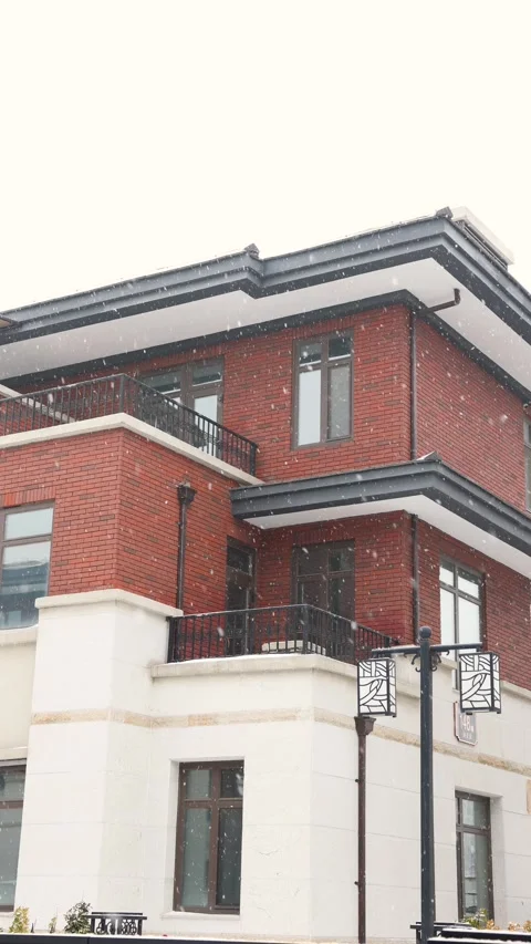 A villa courtyard in the falling snow 库存影片 345864069
