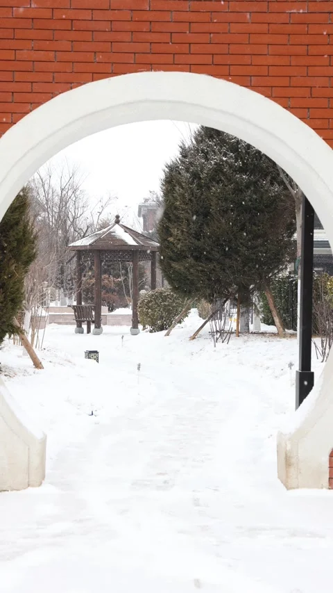A villa courtyard in the falling snow Vídeo Stock 345865039