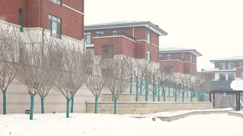 A villa courtyard in the falling snow Vídeo Stock 345871446