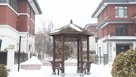 A villa courtyard in the falling snow Видео 345872632