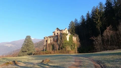 Villa de Vecchi, ghosthouse in the green valley, Valsassina Vídeo Stock 233164831