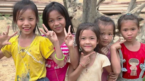Village girls smile and pose, Muang Ngoy, north Laos 库存影片 59304142
