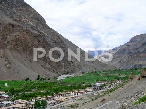 Village in the Himalayan mountains in Northern India Stock Photos