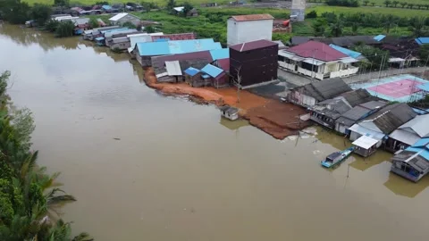 The village is located on the edge of the river, the river looks dirty Video stock 278570476
