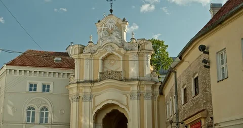 Vilnius, Basilian Gate of the Holy Trinity Monastery, tracking shot 2 Vídeo Stock 115609058