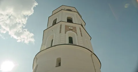 Vilnius, bellfry, low angle shot, tracking shot, back light Vídeo Stock 115613013