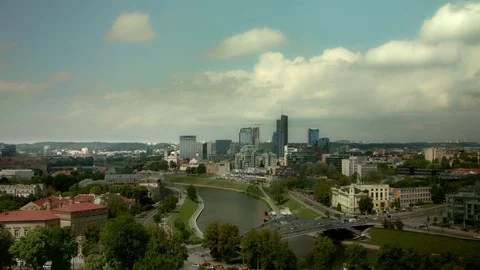 Vilnius cityscape with river Neris – tilt - wide shot Vídeo Stock 80735669