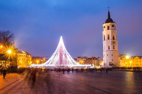 VILNIUS, LITHUANIA - DECEMBER 31 2017: night view of the christmas tree on ce Foto stock