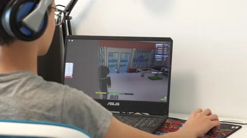 Vilnius, Lithuania, September 8, 2022: Teenage boy playing Roblox video game on Vídeo Stock 209601053