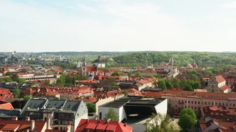 Vilnius old town cityscape with red tiled roofs and historic churches Vídeos de archivo 334606754