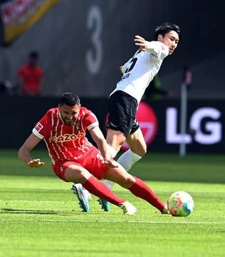  Vincenzo Grifo (vo) gegen Daichi Kamada fotografiert beim Fußball Bundesl.. Stock Photos