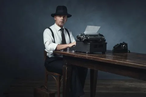 Vintage 1940 office worker behind desk with typewriter and telephone. Foto stock