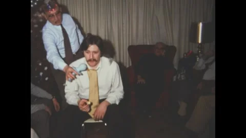Vintage 1970s man playing harmonica at a family party Vidéo 325588109