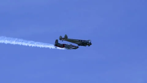 Vintage Aircraft Lockheed Model 12A Formation Flight With Smoke Trail Tracking 库存影片 331902656