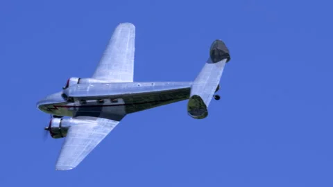 Vintage Airliner Lockheed Model 12A Sun Flare Steep Bank Telephoto 库存影片 331902608