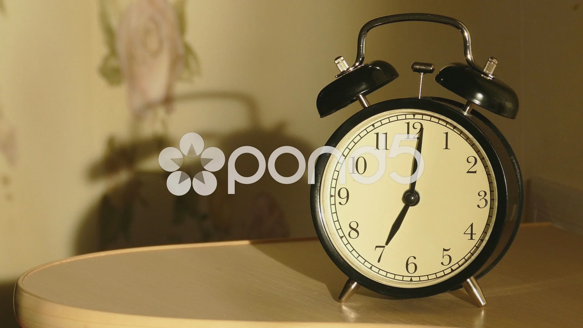 Временно часы. Часы с разными городами. Логотип часовой мастерской. Часы в интерьере гостиной. Часы на тумбочке.