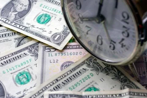 Vintage alarm clock on one dollar bills. Foto stock