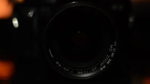 Vintage analog camera in close-up. lights in motion on a analog camera. Vidéo 227313073