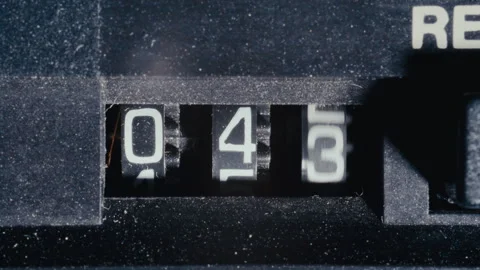 Vintage Analog Tape Deck Counter with Three Digits Spinning during Playback 库存影片 342448935
