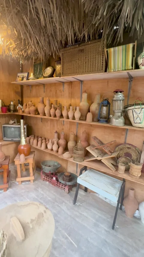 Vintage Antiques and Artifacts in a Rustic Shop 库存影片 337241567