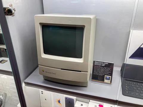 A vintage Apple Macintosh computer on display in a glass case at the Apple Te Stock Photos