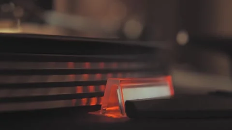 Vintage audio amplifier glowing while playing music Vidéo 292528763