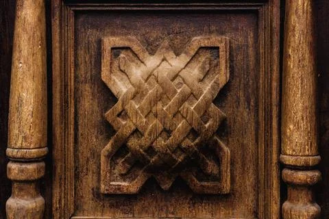 Vintage background. Elements of an old carved wooden door decorated with v... Foto stock