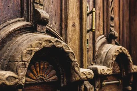 Vintage background. Elements of an old carved wooden door decorated with Foto stock