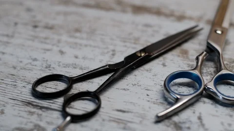 Vintage barber tools dangerous razor hairdressing scissors old manual clipper Stockbeeldmateriaal 121805988