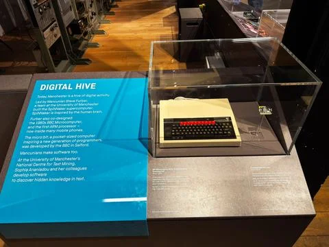 Vintage BBC microcomputer on display in Manchester, UK museum showcasing di.. Stockfoto's