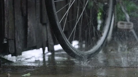 Vintage bicycle parking while raining Video stock 117267984
