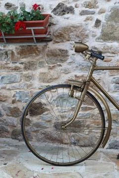 Vintage bicycle in a rustic setting 스톡 사진
