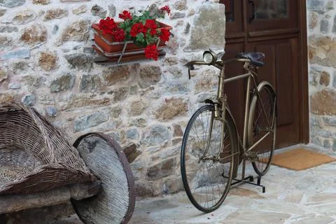 Vintage bicycle in a rustic setting 스톡 사진