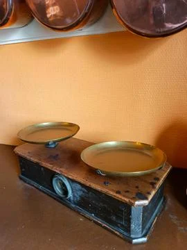 Vintage brass kitchen scale Stock-Fotos