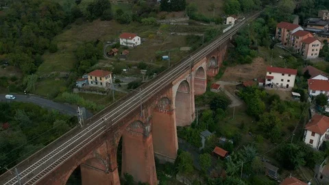 Vintage brick bridge between hills with foggy sky. Old railway bridge. 库存影片 119704138