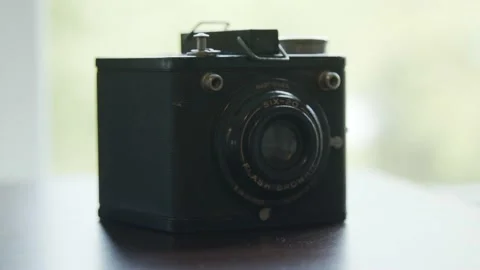 Vintage camera coming into focus Stock Footage 154755399