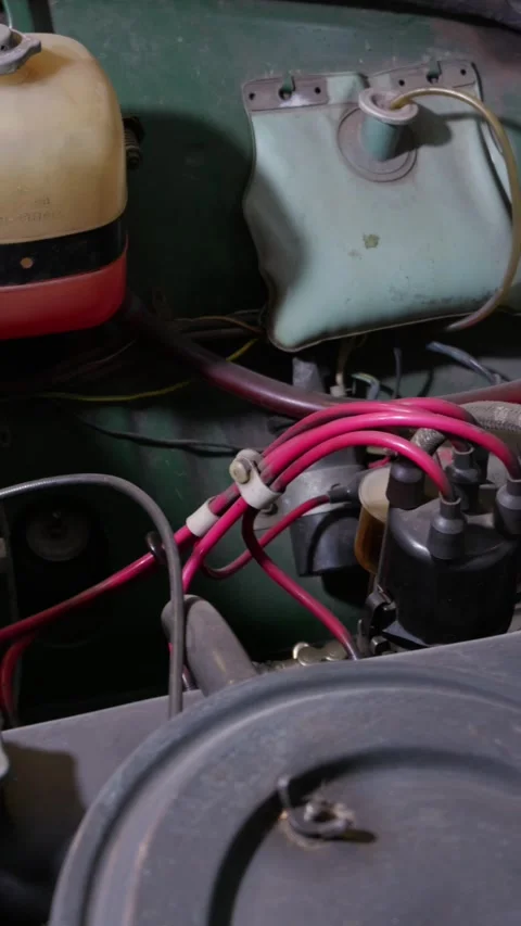 Vintage Car Engine Compartment with Red Ignition Wires and Fluid Tanks Vídeos de archivo 335644216