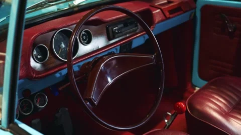 Vintage car interior showcasing dashboard and steering wheel indoors Vídeos de archivo 340880736