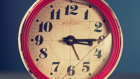 Vintage clock with bold numbers displaying an afternoon time on a blue Vídeos de archivo 297598227