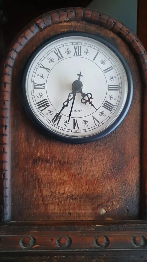 Vintage clock Vídeos de archivo 137183845