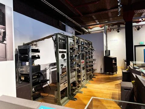 Vintage computer and electronics racks on display in Manchester UK museum s.. Fotos Stock