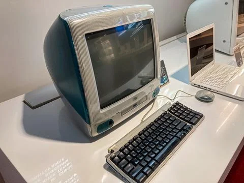 Vintage computer setup in Apple Technology Museum CRT monitor with teal base, Foto stock