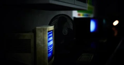 Vintage computer setup illuminated in a dimly lit room with retro decor 스톡 일러스트