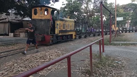 Vintage Diesel Locomotive Pulling Empty Lorries in Yogyakarta Indonesia Видео 346240526