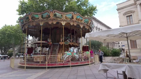 Vintage double-decker carousel and craft stall on Place de l'Horloge, Avignon Vídeos de archivo 348762306