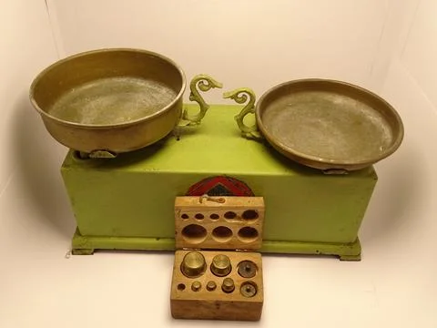 Vintage double‑pan kitchen scale with complete weight set 스톡 사진
