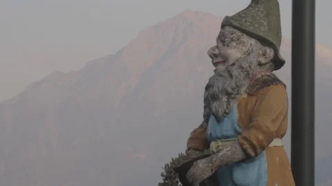 Vintage Dwarf statue with the mountain in the background. Lake Como Video stock 127822452