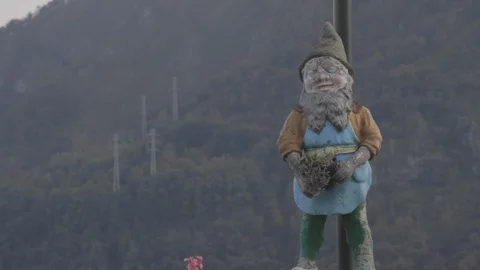 Vintage Dwarf statue with the mountain in the background. Lake Como Video stock 127822503